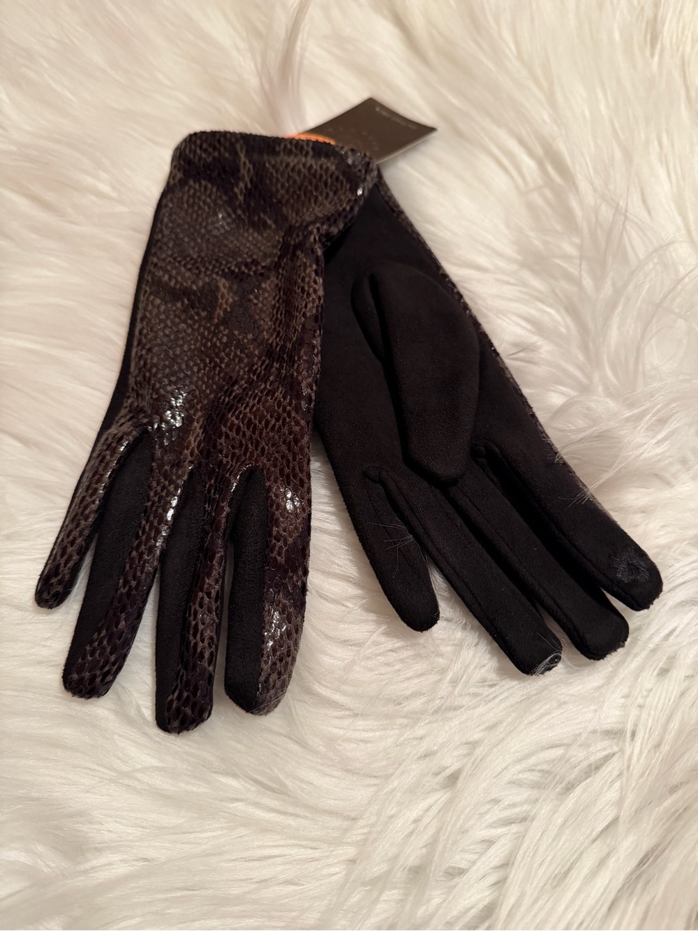 JANICE APPAREL ladies polyester, blend olive snake skin touch gloves NWT